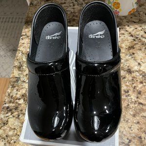 BRAND NEW Women's Black Dansko Clogs Size 39